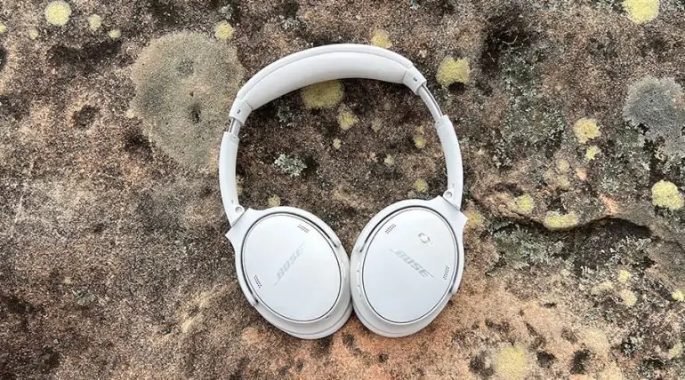 Travel in style with the sleek and sophisticated design of Bose QuietComfort45 headphones